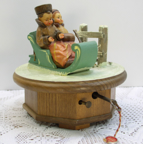   Wood/Wooden Music Box Laras Theme Thorens Movement Sleigh Ride Couple